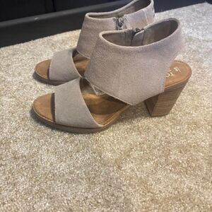 TOMS Women’s Tan & Grey Suede Open-Toe Block Heel Sandals | Size 8W